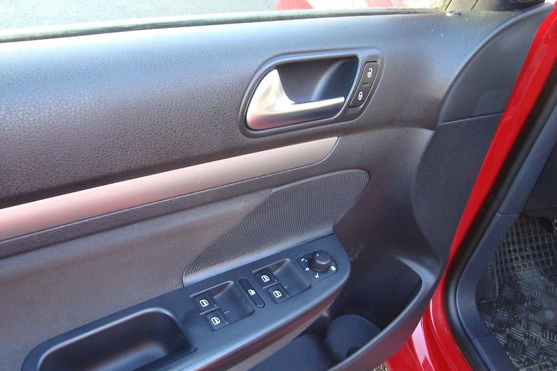 Volkswagen Golf (2011) VI.1.6TDi,ČR,S.kn1.MajSTK 8/27 - fotka 29 z 67