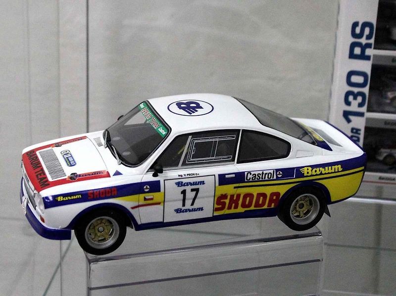 Modely vozů Škoda s pamětními mincemi.
