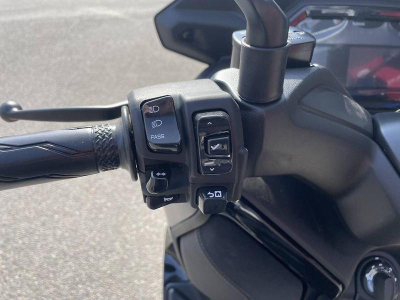Yamaha (2026) XMAX 300 Tech Max EU5+ - fotka 11 z 12