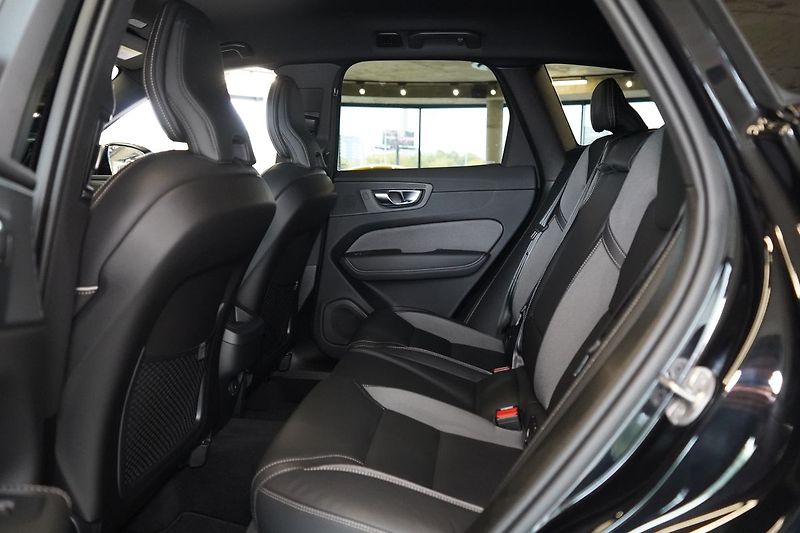 Volvo XC60 B5 Plus Black Edition, 360° - fotka 40 z 44