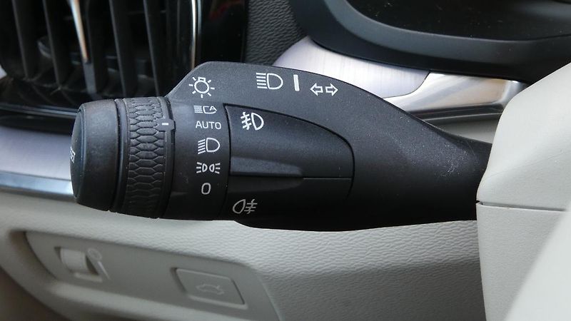 Volvo V60 B4 FWD Momentum Pro Auto - fotka 10 z 24
