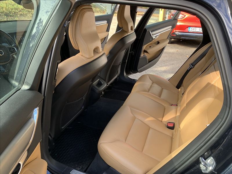 Volvo V90 2,0 D5 AWD MOMENTUM ČR,1.MAJ. - fotka 19 z 23
