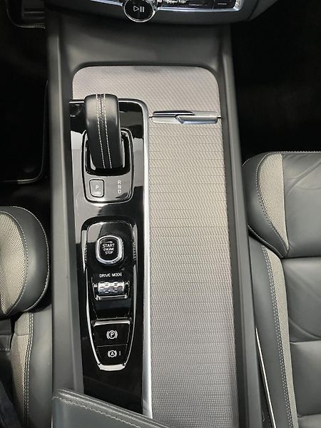 Volvo XC60 B4 AWD R-Design AT8, ČR - fotka 34 z 50