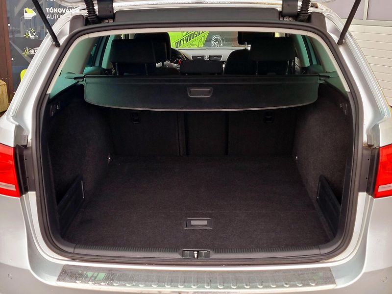 Volkswagen Passat *SERV.KNÍŽKA,AUT.PARKOVÁNÍ   - fotka 14 z 47