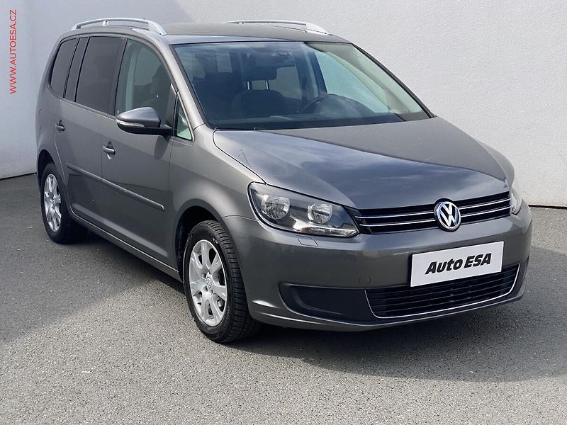 Volkswagen Touran (2011) 1.6 TDi, DSG, panor, navi - fotka 1 z 16