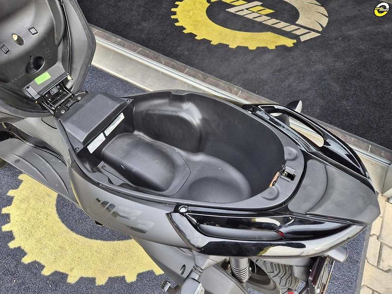Piaggio MP3 300 (2024) Deep Black - fotka 20 z 20