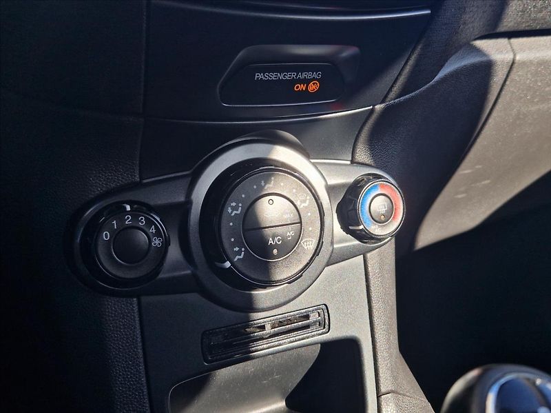 Ford Fiesta 1,2 i 44kW MANUÁL HEZKÝNÁJEZD - fotka 27 z 36