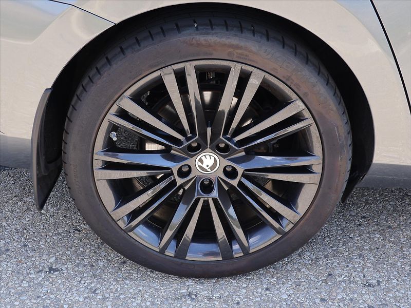 Škoda Superb 2,0 TDI 147kW CZ 4x4 L&K DSG D - fotka 28 z 35