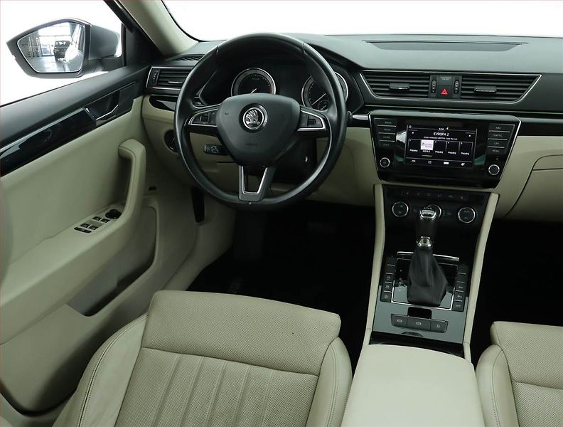 Škoda Superb (2015) 2.0 TSI - fotka 7 z 17