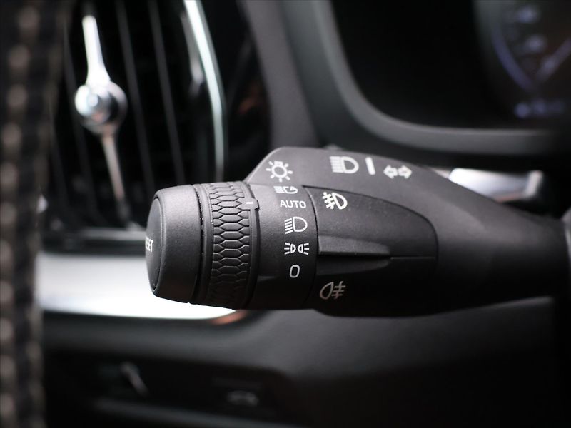 Volvo V60 2,0 T5 184kW Drive-E R-Design - fotka 19 z 34