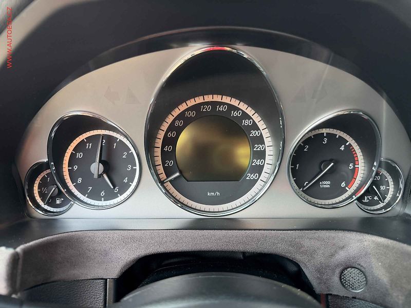 Mercedes-Benz Třídy E (2010) 350CDi 4Mat, kůže, autoAC - fotka 21 z 24