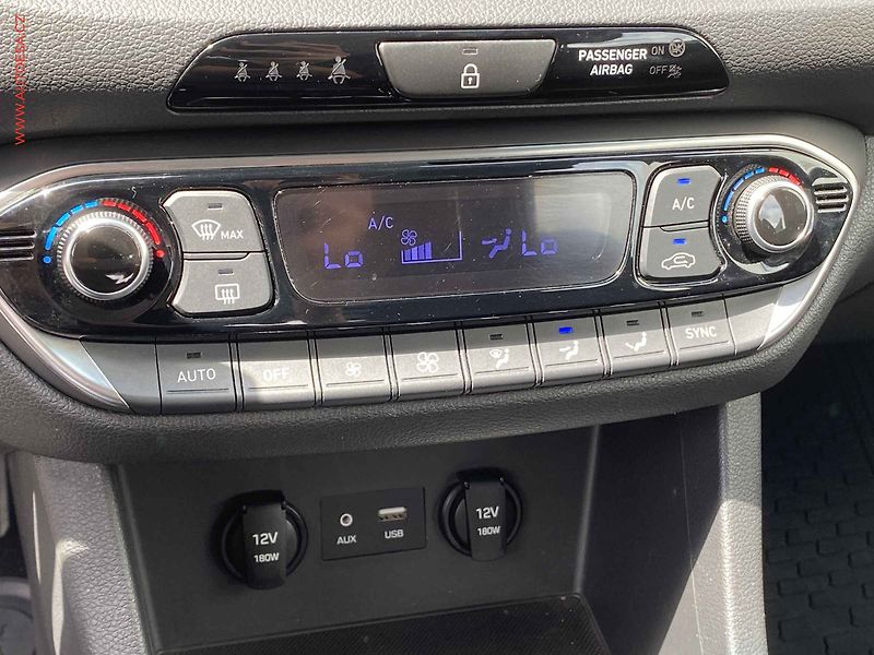Hyundai i30 (2018) 1.0 T-GDI, 1.maj,ČR, Style - fotka 16 z 19
