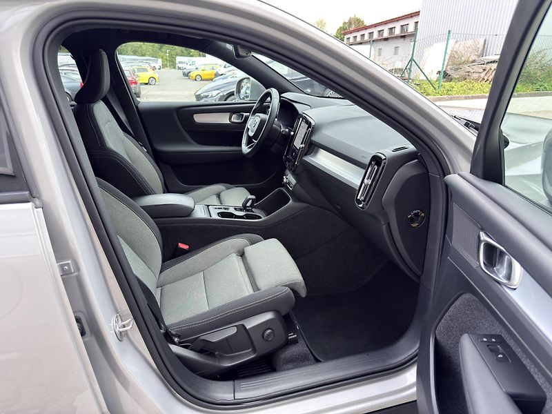 Volvo XC40 B3 FWD // CORE // 1. maj. //ČR - fotka 16 z 36