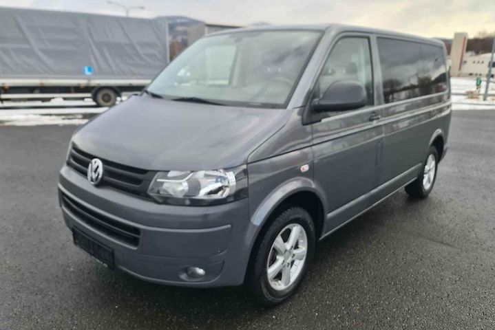 Volkswagen Transporter T5 Caravelle 2.0 TDI.