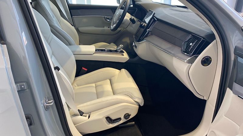 Volvo XC90 (2025) ULTRA BRIGHT, T8 AWD, 228+107 - fotka 14 z 15