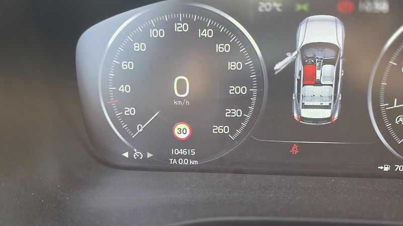Volvo XC40 (2019) 140kW, AUT, 1. majitel, ČR - fotka 17 z 27