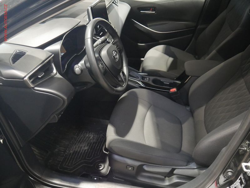 Toyota Corolla (2022) 1.5 i, 2.maj,ČR, Comfort, AT - fotka 9 z 16