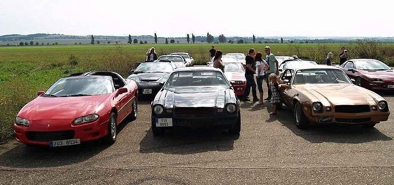 Sraz amerických vozů Chevrolet Camaro a Pontiac Firebird v Kolíně.