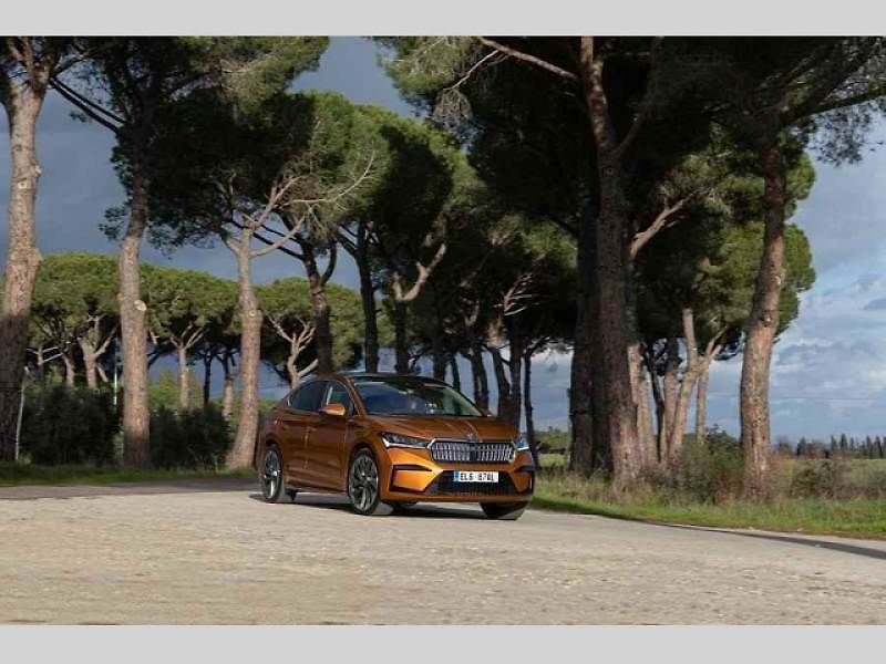 Plně elektrické SUV Škoda Enyaq Coupé iV (na snímku) se představilo v roce 2022 a vzbudilo u zákazníků velký zájem. Automobilka zrychluje svoji elektrickou ofenzivu: do roku 2026 představí tři zcela nové elektrické modely a další budou následovat.