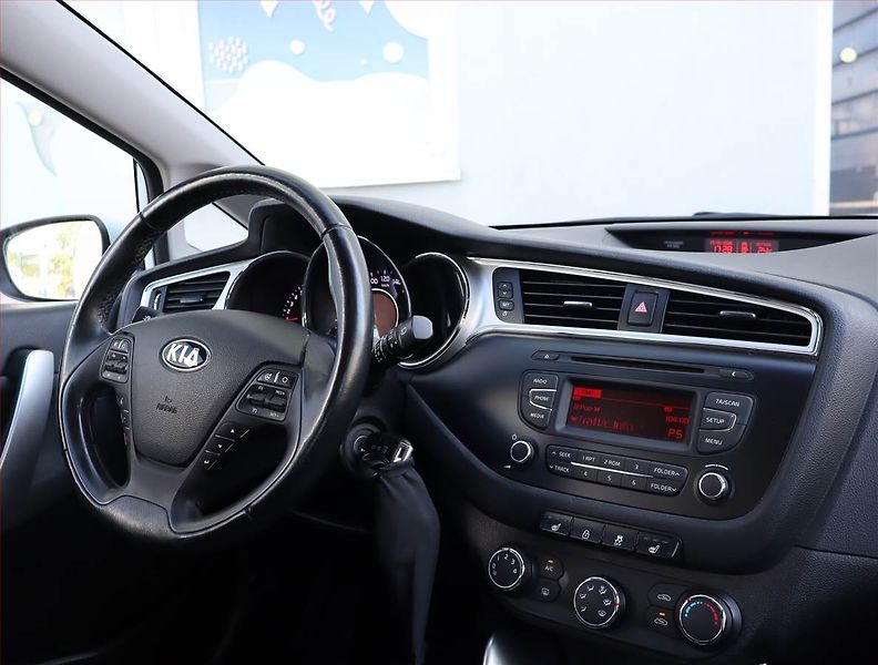 Kia Ceed (2018) Silver 1.4 CVVT, Serv.kniha - fotka 7 z 16