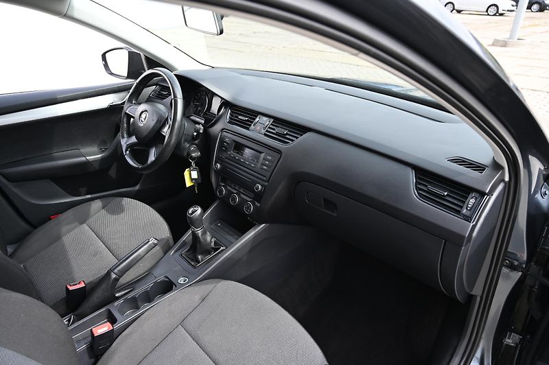 Škoda Octavia 1.6TDI 66KW Active 8/2015 - fotka 23 z 28