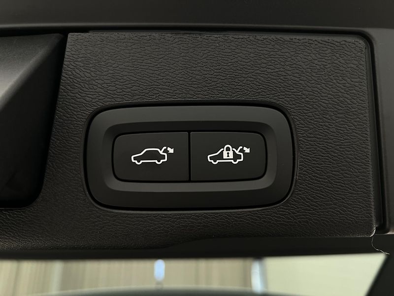 Volvo XC60 B5 AWD PLUS DARK AUT REZERVACE - fotka 43 z 44