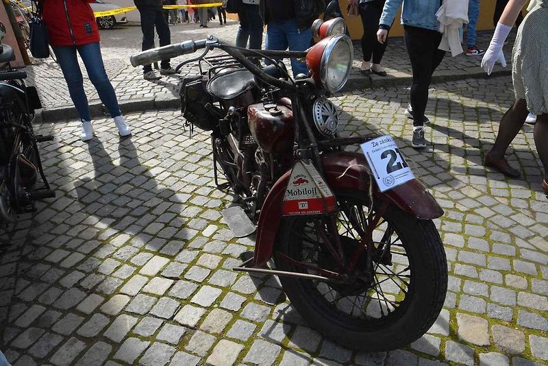 Stovka nablýskaných motocyklů a automobilů předválečné a meziválečné éry vyrazila v neděli z Horního náměstí v Přerově na spanilou jízdu regionem. Nejstarší účastnicí byla osmaosmdesátiletá Libuše Šulcová, která na trasu vyrazila na motocyklu BSA 770 se s