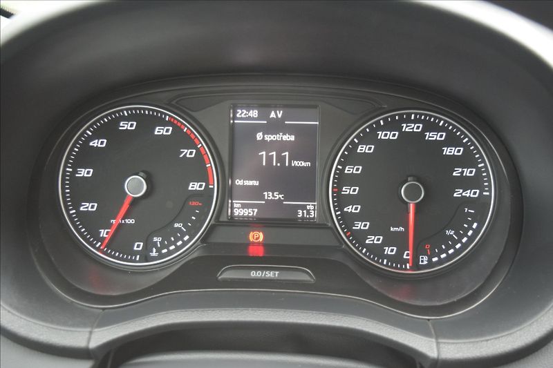 Seat Ibiza 1,2 i 66KW FR-LINE NÍZKÉ KM - fotka 22 z 39