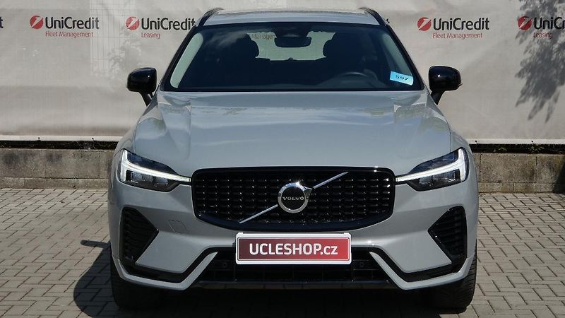 Volvo XC60 B4 mHEV AWD Plus Dark - fotka 2 z 22