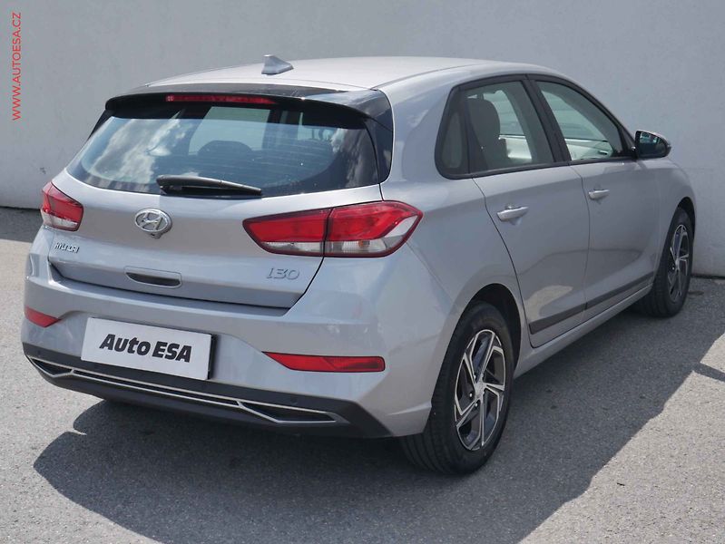 Hyundai i30 (2021) 1.5 DPi, ČR, AC, LED, kamera - fotka 4 z 15