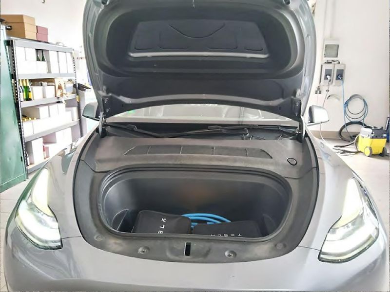 Tesla Model Y (2023) Long Range AWD – 514 HP, 4×4 - fotka 8 z 11