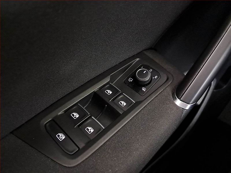 Volkswagen Touran (2023) 2.0 TDI - fotka 19 z 20