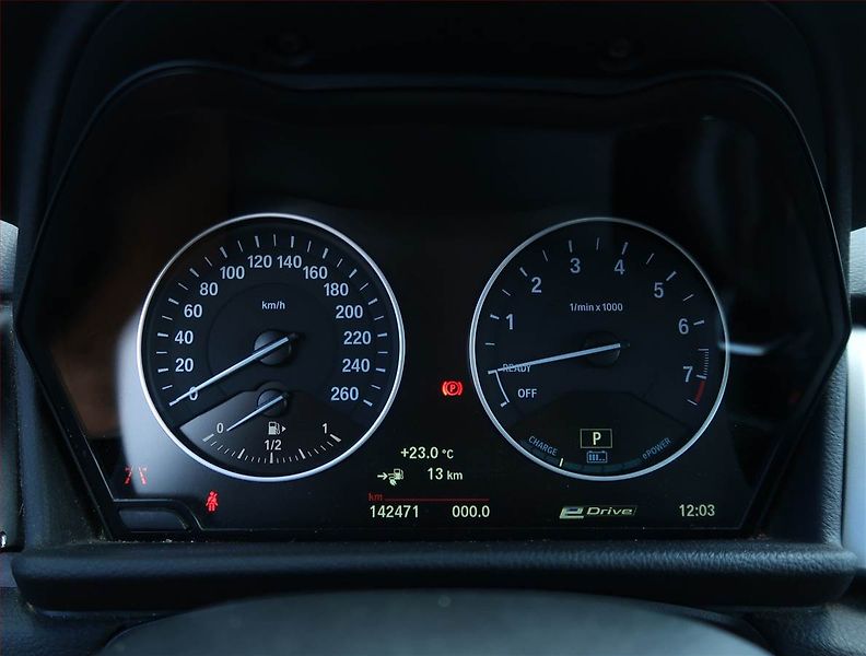 BMW Řada 2 (2017) 225xe Active Tourer, 4X4 - fotka 11 z 27