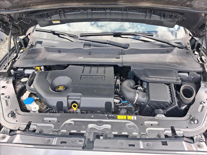 Jaguar E-Pace 2,0 S - fotka 14 z 14