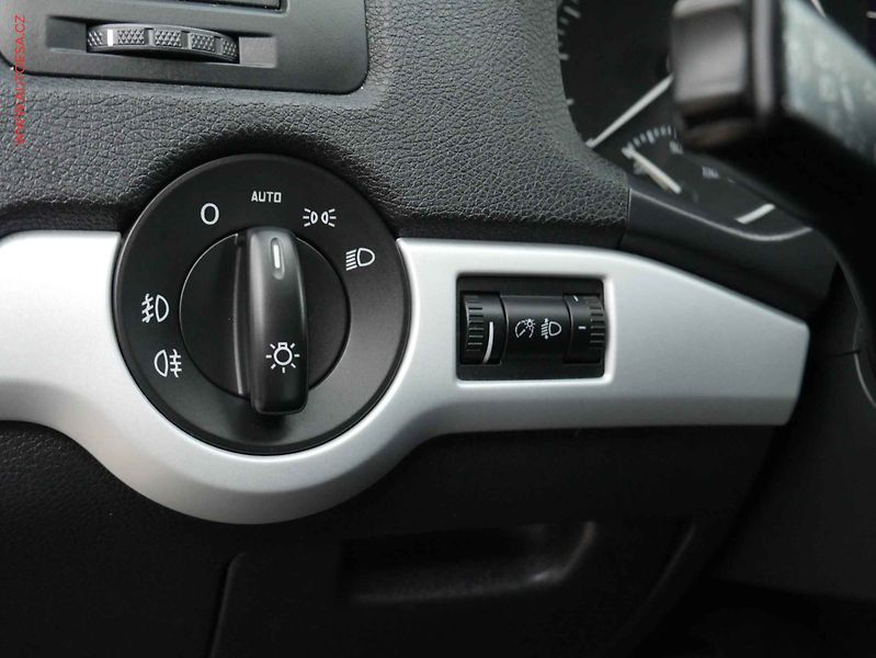 Škoda Octavia (2010) 2.0TDi, AC, tempo, park.čidla - fotka 14 z 15