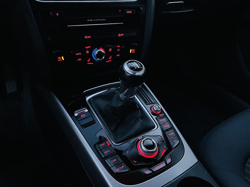 Audi A4 2.0TDI MAN VÝHŘEV SERVISKA LED - fotka 34 z 41