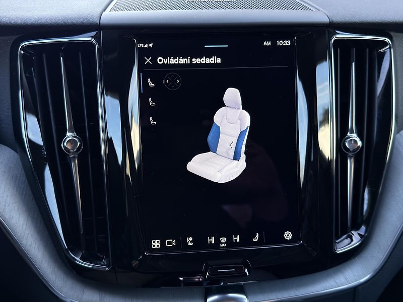 Volvo XC60 B5 AWD PLUS DARK // REZERVACE - fotka 25 z 45