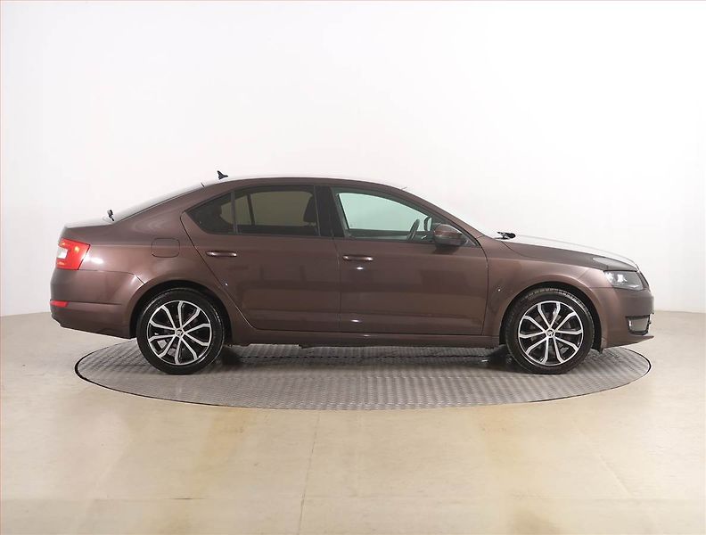 Škoda Octavia (2013) 1.4 TSI, Serv.kniha, Navi - fotka 6 z 19