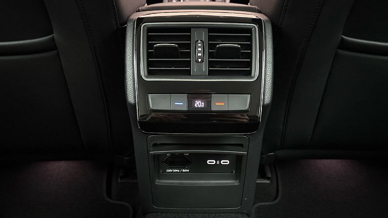 Škoda Superb 2.0 TDI DSG Style Combi - fotka 22 z 28