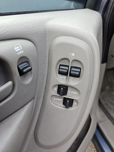 Chrysler Voyager 2.5 105kW 7 MÍST,TEMPOMAT - fotka 12 z 32