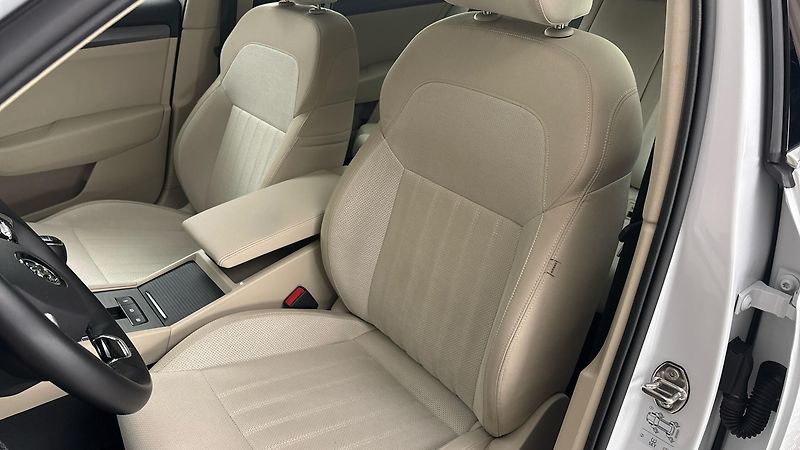 Škoda Superb 2.0 TDI Style Combi - fotka 15 z 25