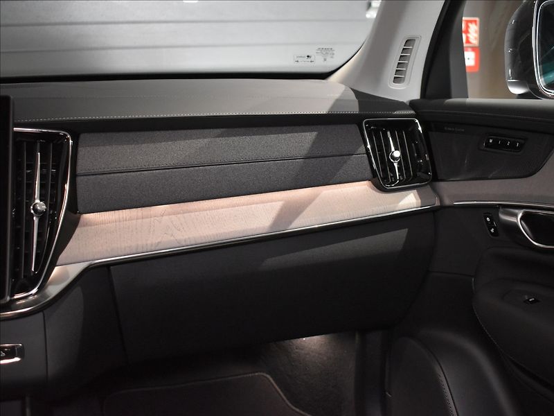 Volvo XC90 (2026) 2,0 B5  Plus Bright - fotka 24 z 38