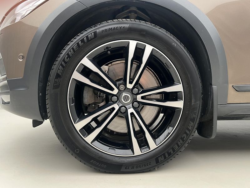 Volvo V90 CC D5 AWD PRO CZ 1. maj. - fotka 14 z 44