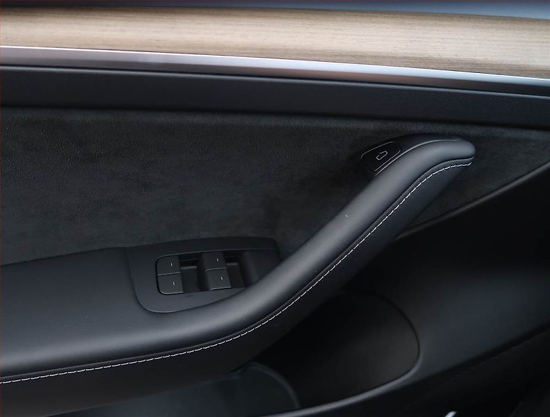 Tesla Model 3 (2023) Long Range 4WD 84kWh, SoH 97% - fotka 29 z 32