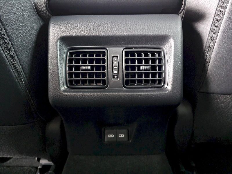 Toyota Camry (2025) 2.5 HEV 230k PRESTIGE - fotka 28 z 30