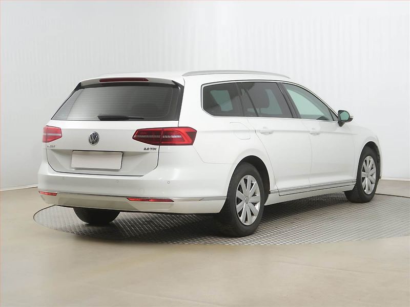 Volkswagen Passat (2017) 2.0 TDI, Automat, Kůže - fotka 5 z 16
