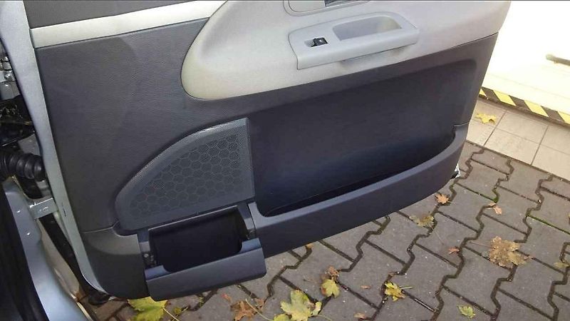 Boční lišty i lišty nárazníků zdobí chromový pásek, toto auto v základní výbavě není.