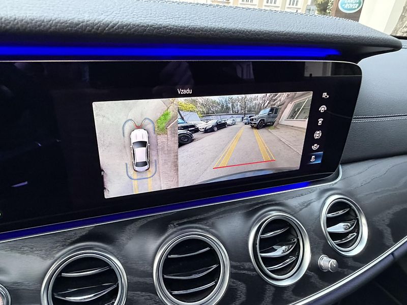 Mercedes-Benz Třídy E (2020) 300E 4MATIC PLUG-IN HYBRID - fotka 25 z 40