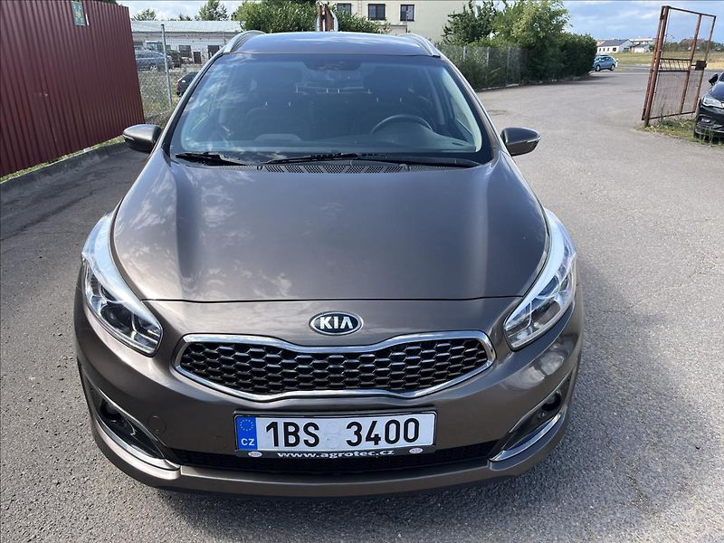 Kia Ceed 1,6 CRDi ČR KLIMA KAMERA NAVI - fotka 2 z 45