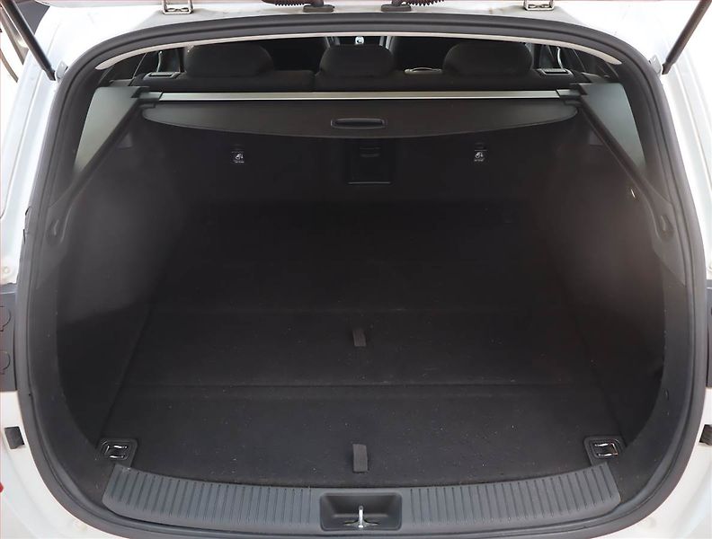Hyundai i30 (2022) Family 1.5 T-GDI MHEV - fotka 13 z 16